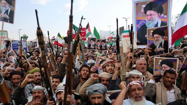 ribuan-orang-membawa-poster-bergambar-mendiang-pemimpin-tertinggi-iran-ayatollah-ali-khamenei-saat-menggelar-aksi-unjuk-rasa-m-1772411350187_169